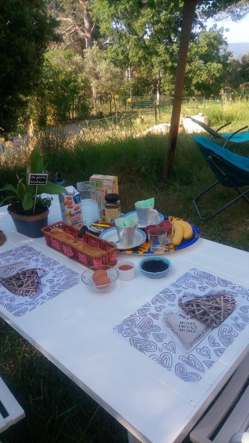 Bed and Breakfast Les Cigales Villelaure Exterior foto